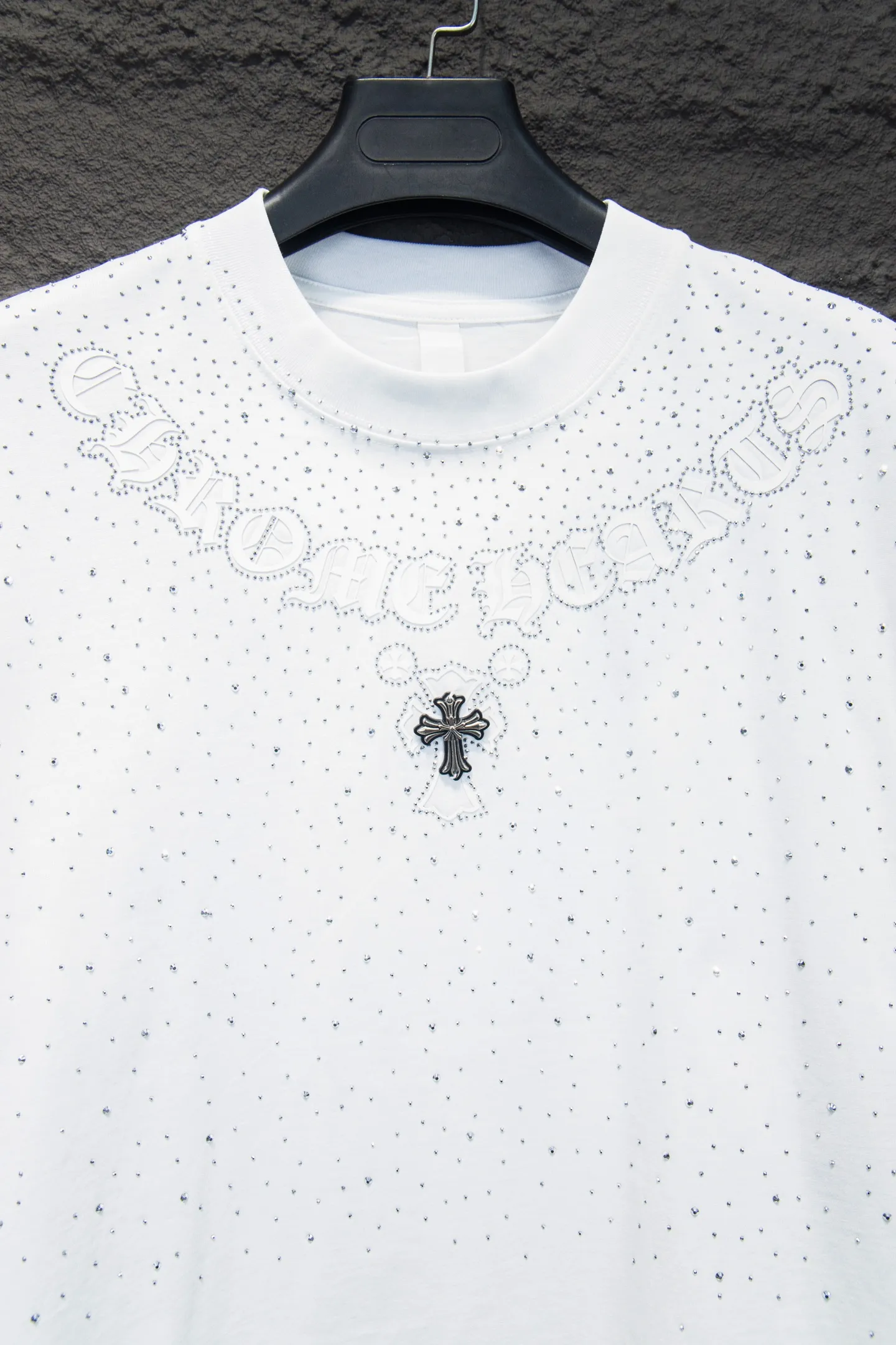 P190 🆕Chrome hearts 25ss os version is really charming and Chrome Hearts is really a must-have. Each season's new version is made to the extreme. It is very practical and can be worn casually. Nice✔️ - ⚠️100% cotton. It is made of 32-count double yarn, 260-gram weight fabric and imported knitted needle carded cotton. It has moderate thickness, drape and contour, and the upper body is comfortable! ! It is very tolerant to fat body types and can instantly lose five pounds after wearing it!  Specially ordered many Austrian hot diamonds, which have the bling bling effect of natural crystals under the light, with multi-faceted reflective points, and the production cost is extremely high. The laser molding includes a computer engraving machine and a laser machine, which are accurate in units of particles. Finally, it is hot and set at high temperature. After the hot ironing, the firmness needs to be tested repeatedly on the hot stamping. It can show colorful reflections under the light. The collar webbing extends to the shoulder for reinforcement, and the stitching at the connection point. The hem and cuffs are all made of 0.2mm stitch double-thread stitching. They are carefully produced at a high cost. The attitude of making goods with a magnifying glass restores the quality and effect of the product. The full set of customized accessories only presents every detail to the customer. Printing with film printing, 50,000 positioning, which is very time-consuming. The addition of handmade elements to the body greatly increases the interest of the clothing; unique visual effects. After special treatment, a unique effect is formed. An irregular hem is added to the version. This year's Kroxin is the main version. In the past two years, the oversize version has become the focus of the trend and has been a popular staple in the past two years. The change of designers has made this brand an instant hit. The progressive fashion of the times also needs the blood impact of fresh elements and trendy designs in order to continue its glory! It’s stylish both inside and outside, a must-have for high street travel! An absolute "eye-catching style" that can match couples 💏 Color: Black White Size: S M L XL